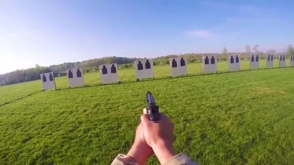 Pov Jako Żołnierz Strzela Pistoletu Podczas Zawodów Strzeleckich — Wideo stockowe