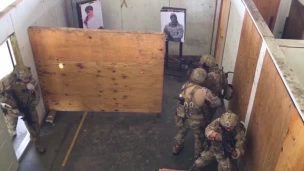 군인들은 전쟁을 연습하고 마을에서 활동을 — 비디오