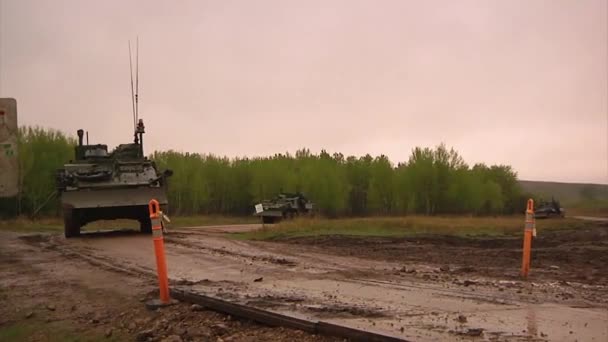 Tanque Exército Canadense Cruza Uma Ponte — Vídeo de Stock