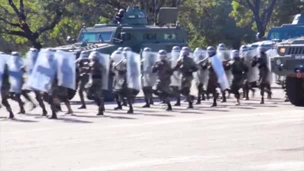 Afrika Polisi Askeri Treni Terörizmi Bastırmak Isyan Ayaklanmaları Bastırmak Için — Stok video