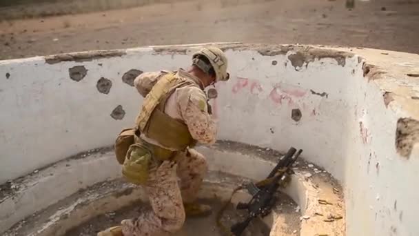 Soldado Practica Lanzar Una Granada Mano Durante Ejercicio Entrenamiento Vivo — Vídeo de stock