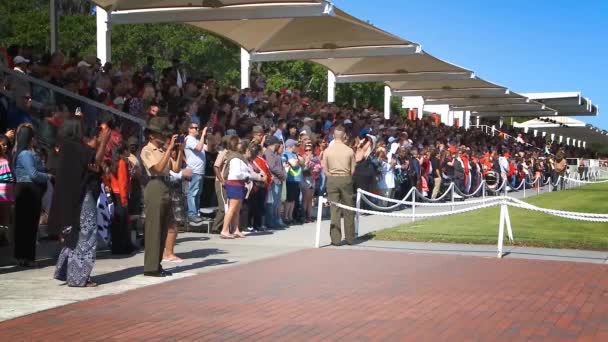 Marineinfanteristen Absolvieren Abschlussfeier Und Parade — Stockvideo