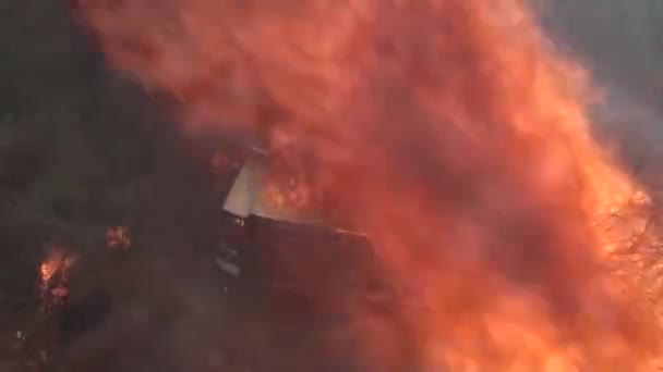 Μια Πυρκαγιά Καίει Και Καταστρέφει Ένα Πυροσβεστικό Όχημα Στα Βουνά — Αρχείο Βίντεο