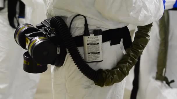 得克萨斯州布鲁克陆军医疗中心的一个医疗支助小组准备应对传染病的爆发 — 图库视频影像