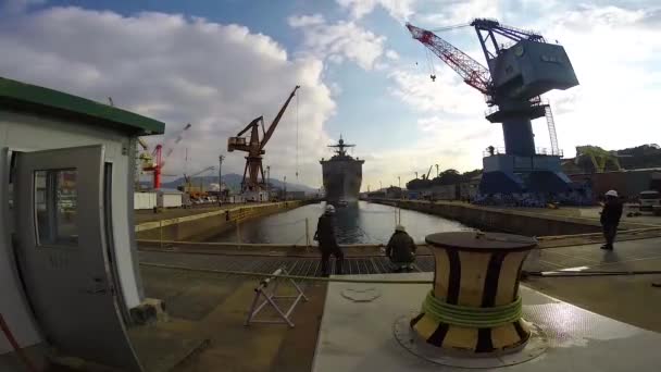 Upływ Czasu Statku Marynarki Wojennej Wchodzącym Suchego Doku — Wideo stockowe