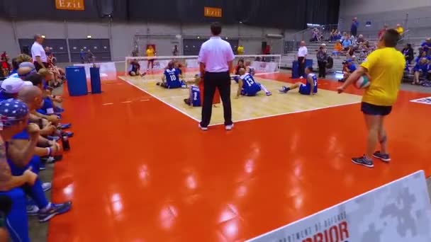 Behinderte Und Behinderte Veteranen Messen Sich Volleyball Bei Den Air — Stockvideo