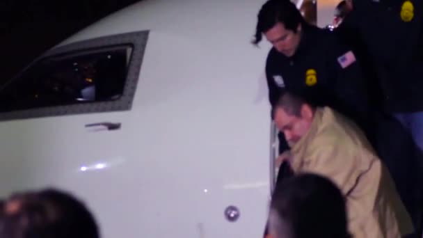 Joaquin Chapo Guzman Loera于2017年在执法人员的保护下抵达纽约 — 图库视频影像