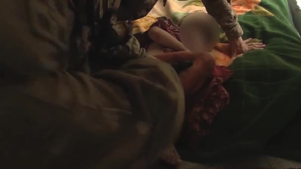 アフガニスタンの病院でのテロ爆撃で子供と患者は負傷している — ストック動画