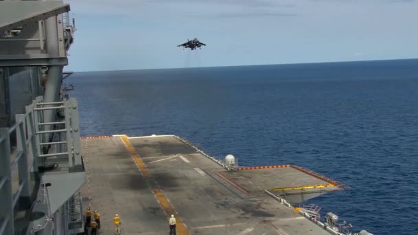 Der Harrier Jet Landet Auf Dem Deck Eines Flugzeugträgers — Stockvideo