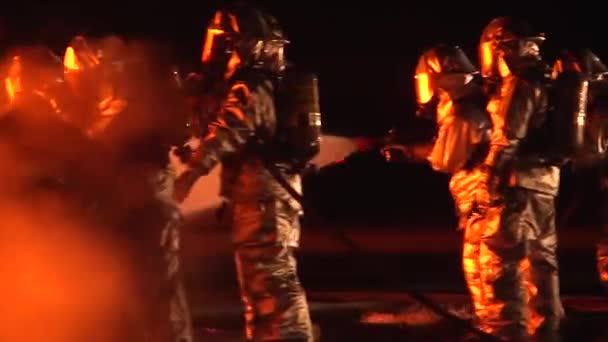 Bomberos Trajes Materiales Peligrosos Resistentes Calor Combaten Fuego Intenso Por — Vídeo de stock