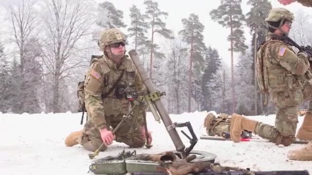 アメリカ軍は雪の中で迫撃砲を訓練する — ストック動画