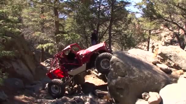 Egy Őrült Jeep Felmászik Egy Sziklára — Stock videók