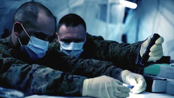 Amerikaanse Mariniers Voeren Forensische Operaties Uit Tijdens Een Overval Een — Stockvideo