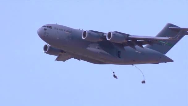 Carga Deja Caer Paracaídas Desde Avión 130 Globemaster Fuerza Aérea — Vídeo de stock