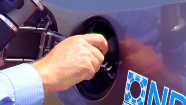Ein Fahrzeug Wird Einer Futuristischen Tankstelle National Renewable Energy Laboratory — Stockvideo