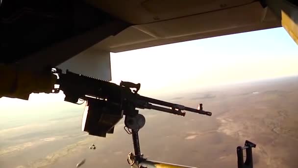 海兵隊はアフガニスタンのMv 22オスプレイから機関銃を発射 — ストック動画