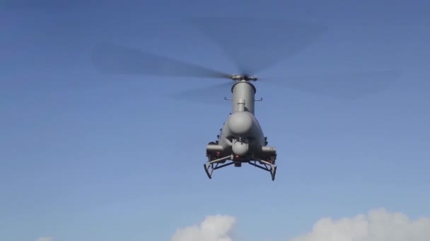 Ein Hubschrauber Mit Aufklärungsdrohne Wird Vom Deck Eines Flugzeugträgers Gestartet — Stockvideo