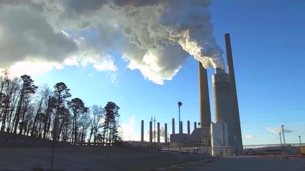石炭火力発電所が煙を吹き込む — ストック動画
