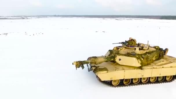 Boa Antena Tanque Militar Que Manobras Através Uma Paisagem Nevada — Vídeo de Stock