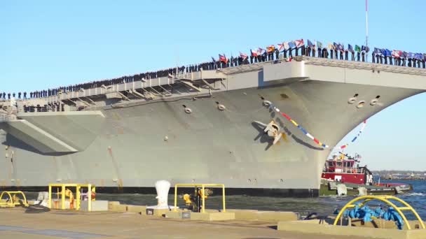 Des Marins Marine Tiennent Sur Pont Cuirassé Son Arrivée Port — Video