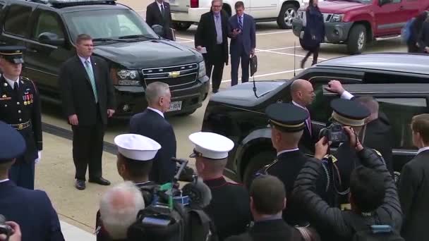史蒂夫 班农看着唐纳德 特朗普总统和迈克 彭斯副总统从豪华轿车中走出来 进入华盛顿特区的国防大楼 — 图库视频影像