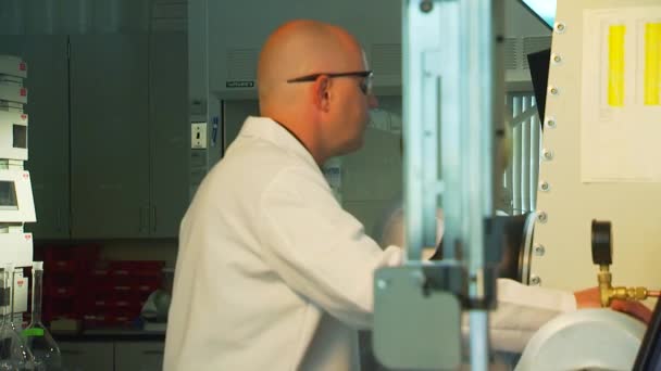 Исследователи Проводят Эксперименты Тихоокеанской Северо Западной Национальной Лаборатории Общей Лабораторной — стоковое видео