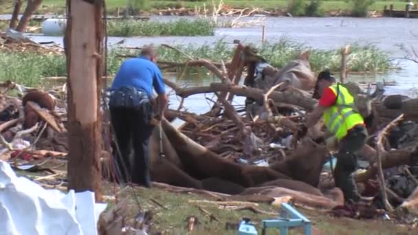 Amerikaanse Legerpersoneel Helpen Opruimen Een Verwoestende Tornado Piemonte Oklahoma 2011 — Stockvideo