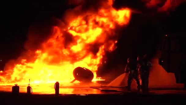 Brandweermannen Hazmat Hittebestendige Pakken Bestrijden Nachts Een Intens Vuur — Stockvideo