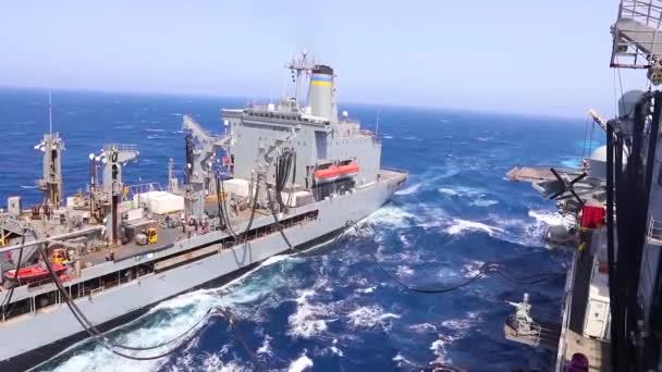 Marynarka Wojenna Stanów Zjednoczonych Uzupełnia Zapasy Morzu — Wideo stockowe