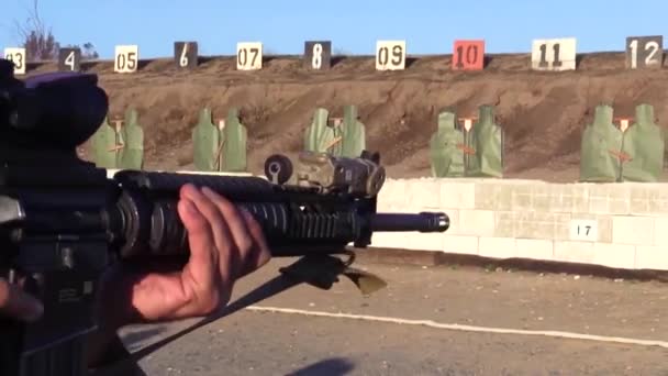 Offiziere Des Marinekorps Üben Das Schützenwesen Auf Einem Schießstand — Stockvideo