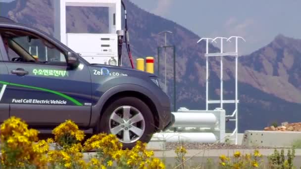 Pojazd Jest Zasilany Uzupełniany Wodorem Odnawialnym Przyszłościowej Stacji Paliw Narodowym — Wideo stockowe