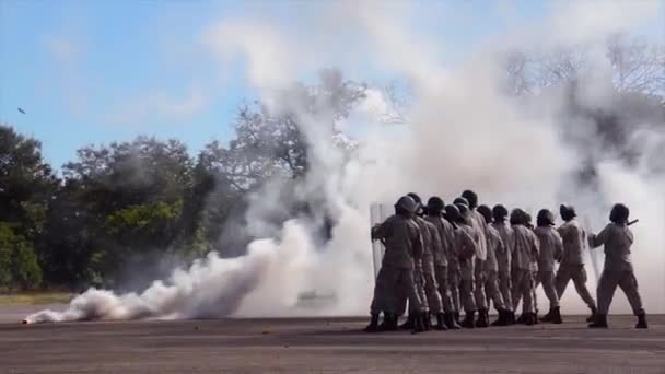 Африканская Полиция Военные Тренируются Подавлять Терроризм Бунты Восстания — стоковое видео
