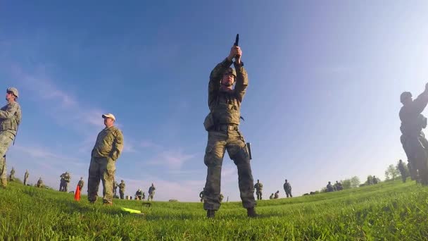 士兵在目标练习射击比赛中鸣枪 — 图库视频影像