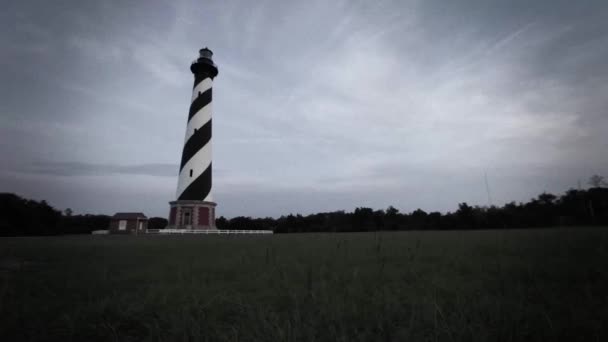 Een Oude Vuurtorenwachter Zorgt Voor Cape Hatteras North Carolina Vuurtoren — Stockvideo