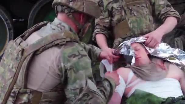 Skadad Soldat Behandlas Slagfältet — Stockvideo