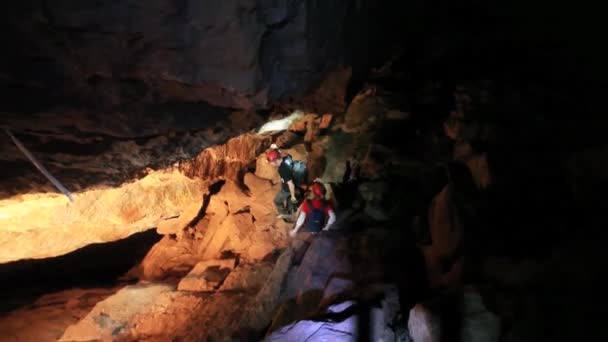 子供たちはヘッドライトを使って洞窟を探索する — ストック動画