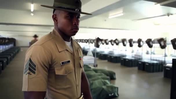 海兵隊ブートキャンプで怒りの軍曹との基本的な訓練 — ストック動画