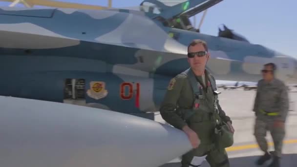 Pilotos Estadounidenses Del Admiran Sus Aviones Las Bombas Adjuntas — Vídeos de Stock