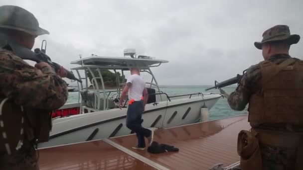 Deniz Kuvvetleri Subayları Atış Poligonunda Nişancılık Yapıyor — Stok video
