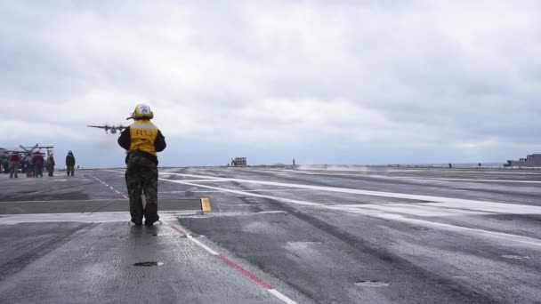 Grumann Greyhound Atterrit Sur Porte Avions — Video