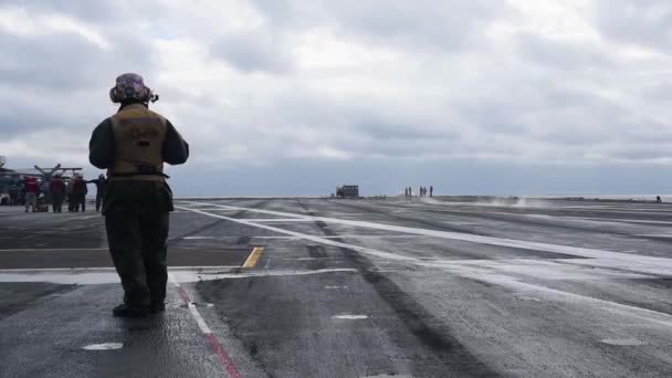 Bir Jet Uçağı Dokunur Bir Uçak Gemisinin Üzerinden Geçer — Stok video