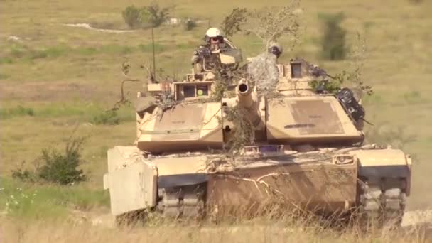 戦場でのカモフラージュ戦車の前進 — ストック動画