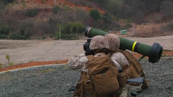 肩推進ロケットは 米軍によってシミュレートされたライブ火災演習で使用されています — ストック動画