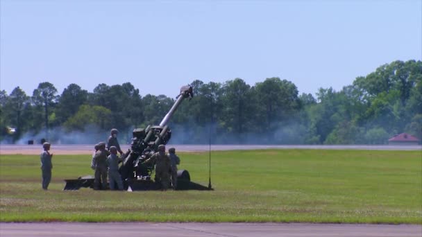 巨大な爆発はアメリカ陸軍による大砲の展示に伴う — ストック動画