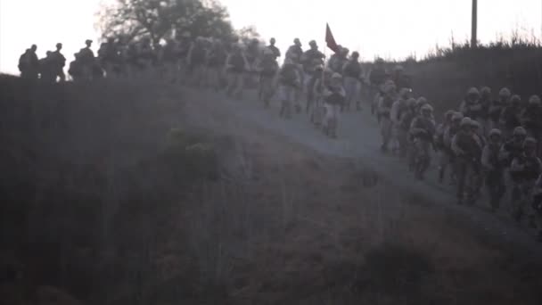 Tren Marines Largo Paseo Amanecer Durante Campamento Arranque — Vídeos de Stock