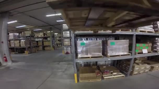 Hoge Snelheid Pov Schot Reizen Door Een Groot Magazijn Faciliteit — Stockvideo