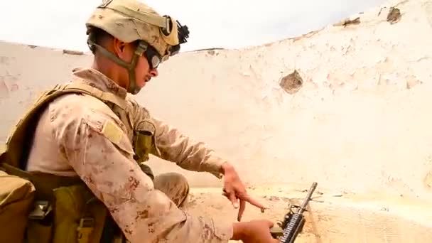 Солдат Отрабатывает Метание Ручной Гранаты Время Учений Боевой Стрельбой — стоковое видео