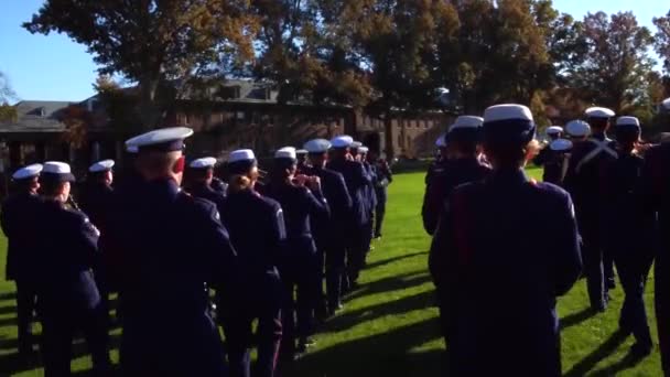 Pobřežní Stráž Usa Pochodující Kapela Hraje Pochoduje Formaci — Stock video