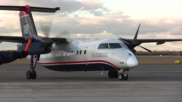Airways Express Ingázó Repülőgép Taxik Fel Megáll Egy Repülőtér Kapujában — Stock videók