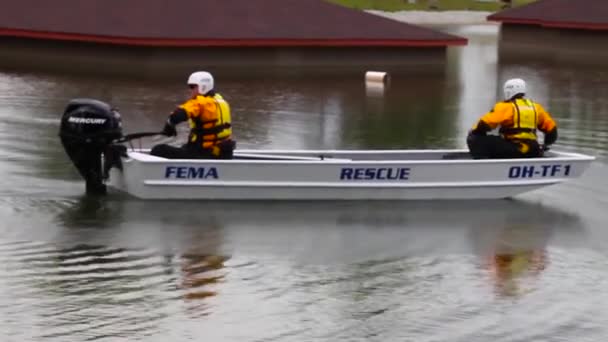 国民警卫队搜索和救援队在一个被洪水淹没的模拟社区进行演习 — 图库视频影像